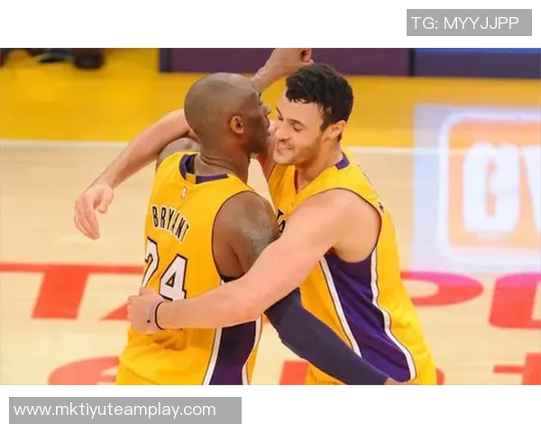 小南斯谈詹姆斯与科比领导风格差异幽默风趣与严格要求的对比分析